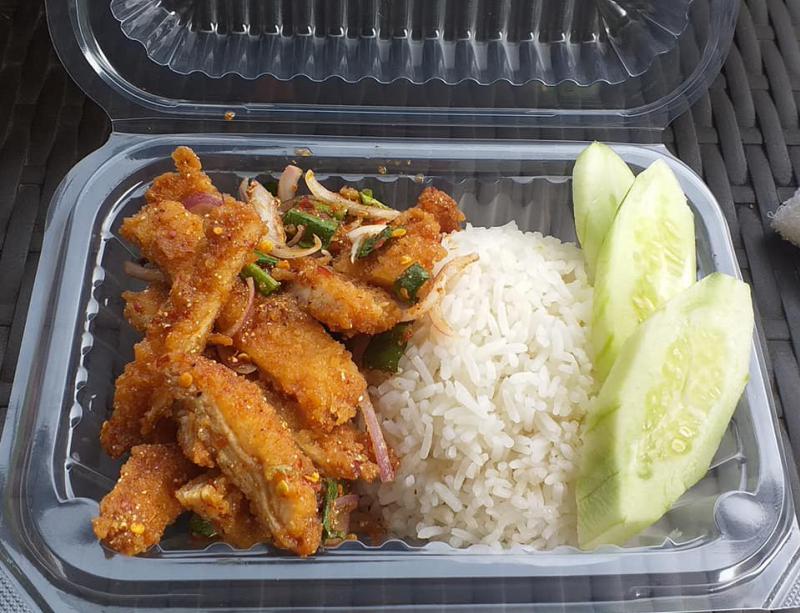 ข้าวยำไก่กรอบ ป่าตัน แม่ทะ ลำปางกล่องละ 30 บาท