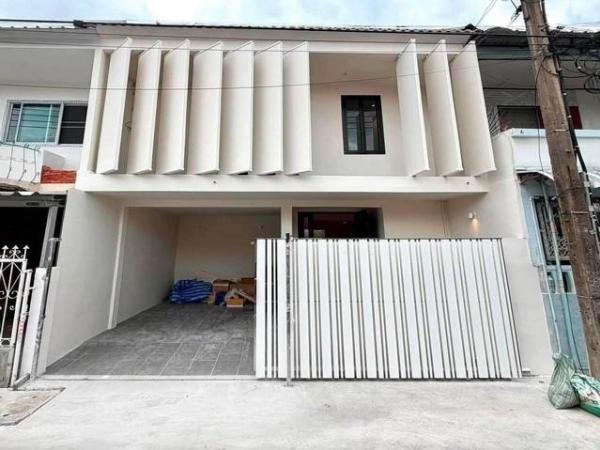 ขายทาวน์โฮม ซอยลาดพร้าว 41 ดีไซน์ Modern Minimal เดินทางเข้า-ออกเมืองสะดวก ใกล้รถไฟฟ้า MRT ภาวนา