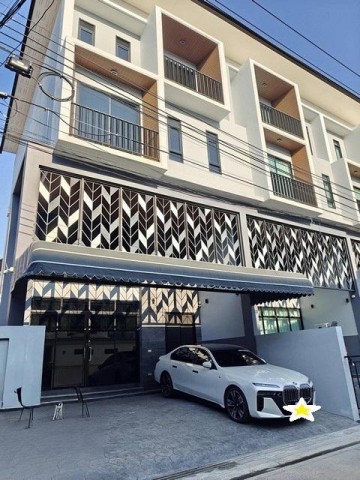 HR 10489 ให้เช่าโฮมออฟฟิศ 3 ชั้นครึ่ง หลังมุม 300 ตรม. 4 ห้องนอน โครงการ Diamond Ville ลาดพร้าว วังหิน ซอย 4 ใกล้เลียบด่วน