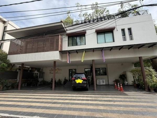 HR 10535 ให้เช่าบ้านหรูใจกลางสุขุมวิท 220 ตรม. 3 ห้องนอน สุขุมวิท 24  ใกล้ BTS พร้อมพงษ์