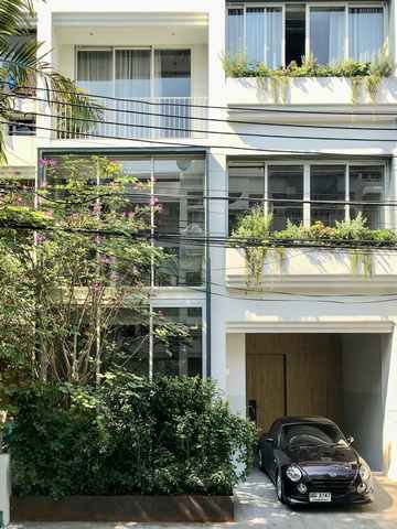 ขาย ทาวน์โฮม สุขุมวิท 49 ซอยพร้อมพรรค ขนาด 24.4 ตร.ว. 3 ห้องนอน ใกล้ทองหล่อ ราคา 27,000,000 บาท