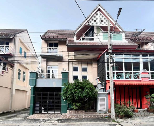 โครงการเมอริท เพลส ลาดพร้าว 87 ทาวน์โฮม 3 ชั้น หลังมุม  ทำเลศักยภาพ เชื่อมต่อย่านลาดพร้าวและเลียบด่วนรามอินทรา ใกล้รถไฟฟ้า น้ำไม่ท่วมโครงการ