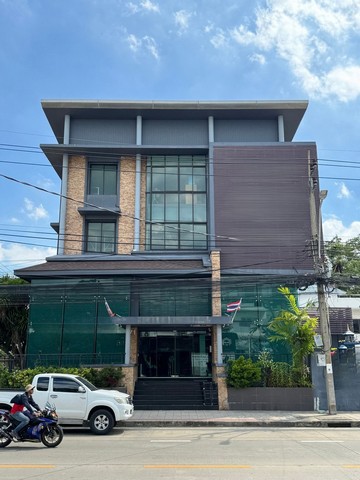 ขายอาคารสำนักงาน 3.5 ชั้น พร้อมลิฟต์ 25.9 ล้านบาท | ทำเลเลียบทางด่วน - รามอินทรา ติดถนนหลักในซอย ทำเลเดินทางสะดวก ใกล้ทางด่วน