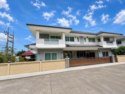 poovillaพานทอง ใกล้อมตะเฟส6-10 บ้านเดี่ยว 2 ชั้นหลังใหญ่มาก
