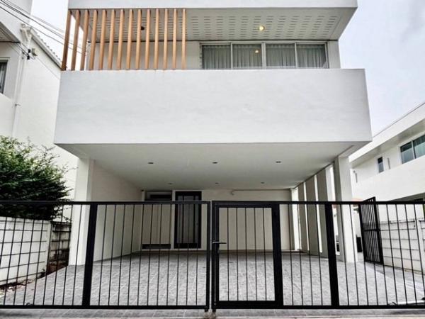 ให้เช่าบ้านเดี่ยวพร้อมสระว่ายน้ำ 80 ตรว. 4 ห้องนอน คอร์ทยาร์ด วิลล่า พระราม 9-วงแหวน Courtyard Villa Rama 9-Wongwaen ใกล้สนามบินสุวรรณภูมิ