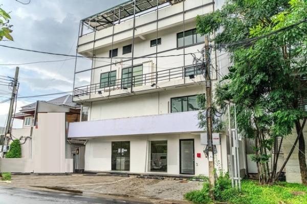 อาคาร 4.5 ชั้น พื้นที่ใช้สอย 1200 ตารางเมตร พร้อมลิฟท์โดยสาร  ใกล้ห้างพาราไดซ์พาร์ค ศรีนครินทร์